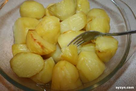 Наш картофель в микроволновке готов.