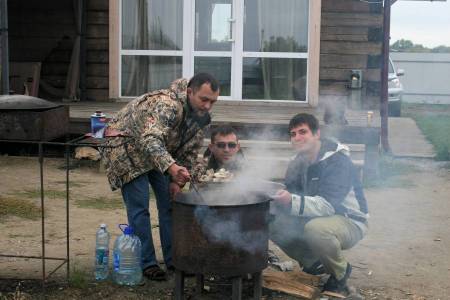 Пользование мангалом и казаном на дровах бесплатно.