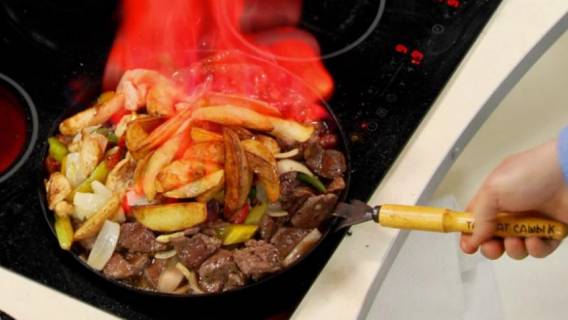 Мясо на шипящей сковородке. Рецепт от кулинарного маэстро - Илья Лазерсон. Мясо на шипящей сковородке. Авторский рецепт Илья Лазерсон.